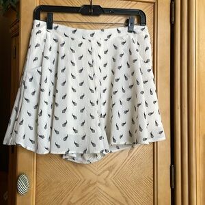 Verty white and black flowey lined elastic waist shorts size large